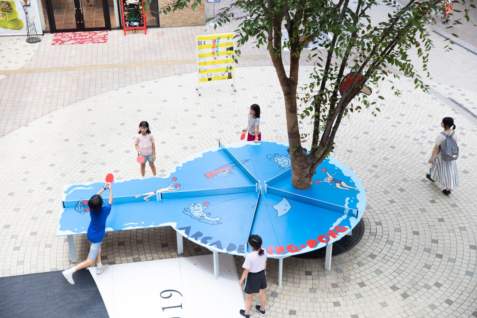 原倫太郎と原游による体験型アート《越後妻有立体双六》アーケード卓球