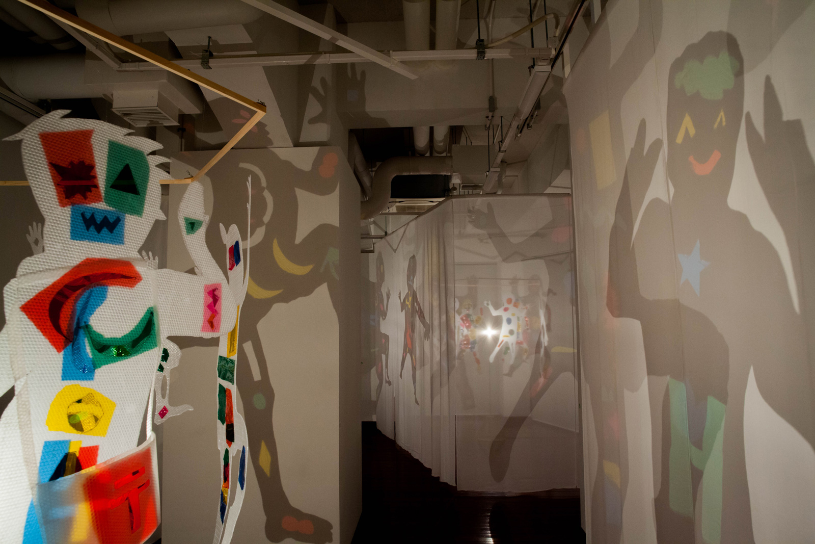 原倫太郎と原游による体験型アート影絵《影のワンダーランド》