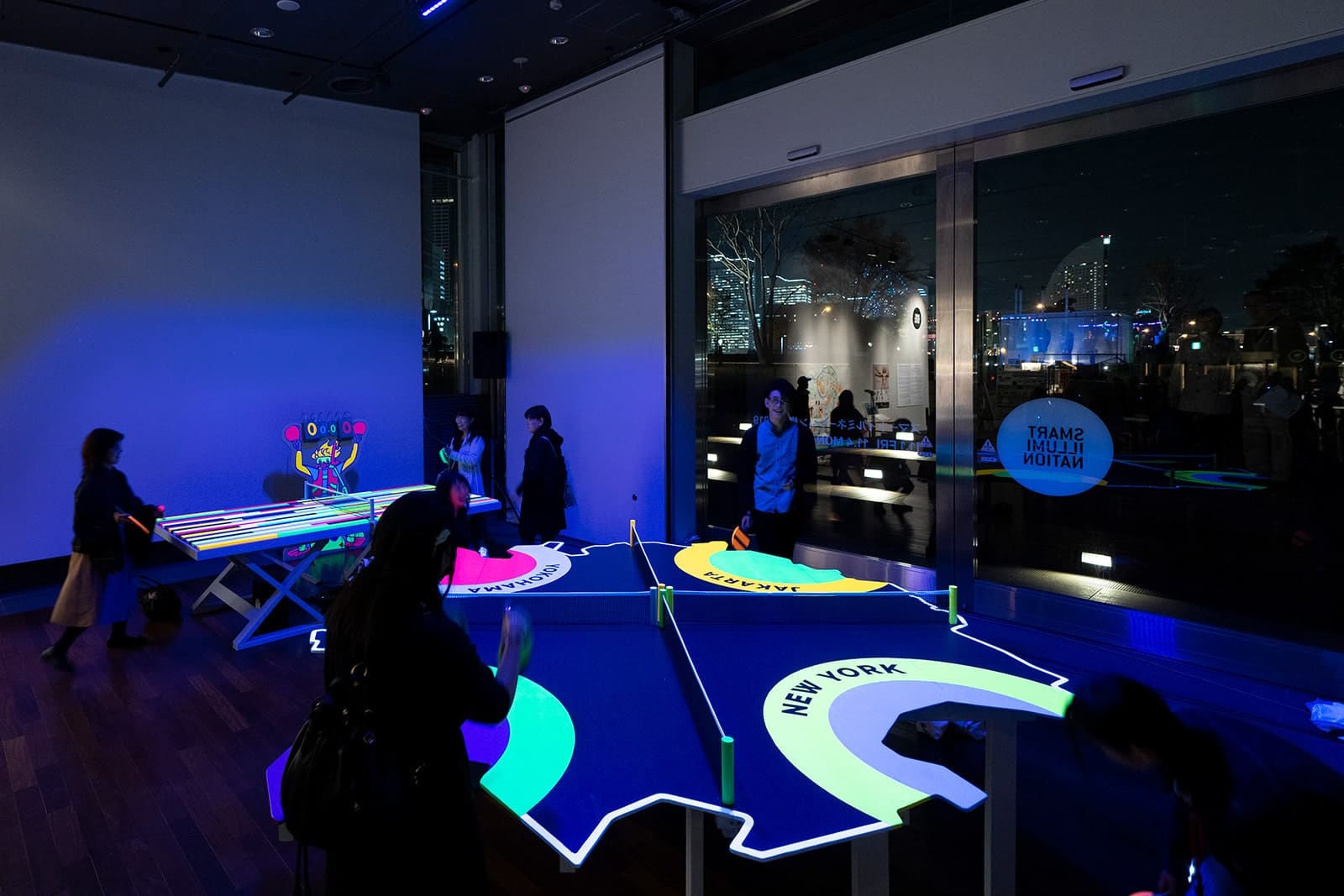 原倫太郎と原游による体験型アート卓球《ルミナスピンポン》