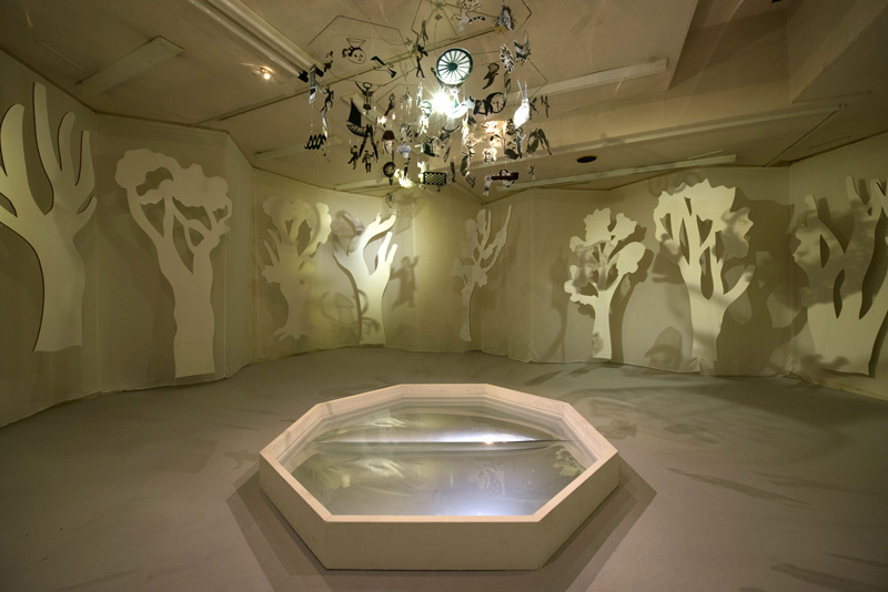 原倫太郎と原游による体験型アート《森のざわめき、幻影の池》