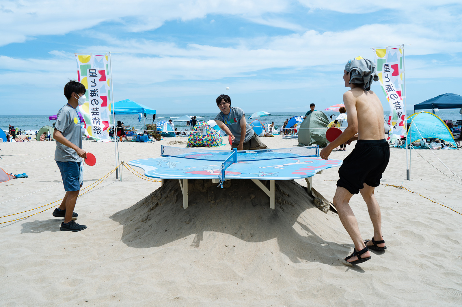 原倫太郎と原游による体験型アート卓球《ピンポンビーチ》