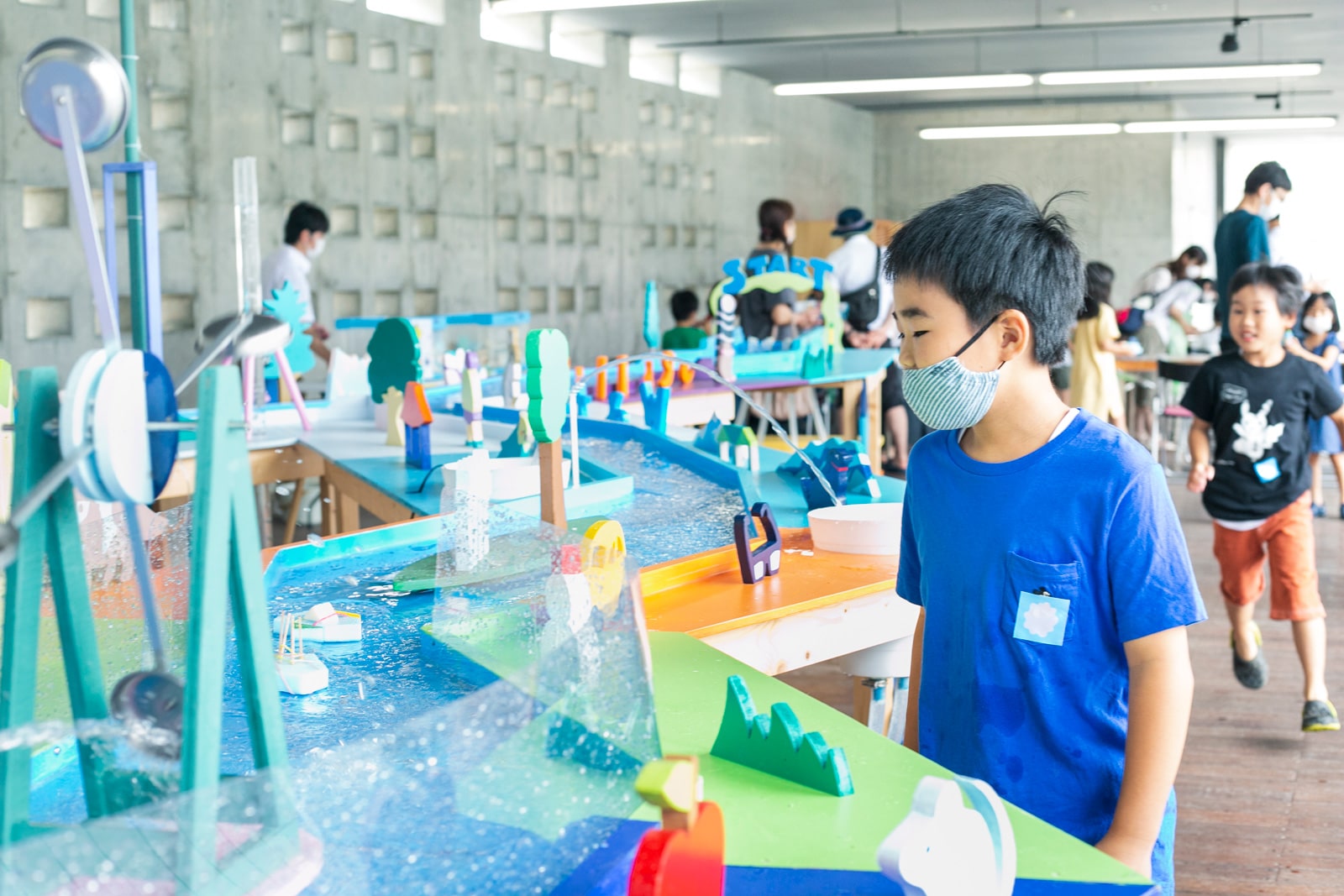 原倫太郎と原游による体験型アート《ウォーター・ビレッジ》