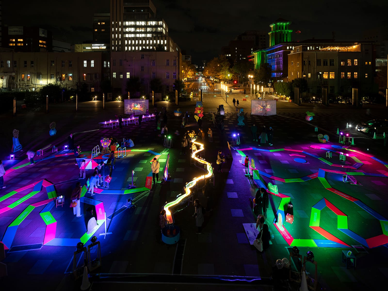 原倫太郎と原游による体験型アート《ヨルは子どもでみなハシャぐ》

