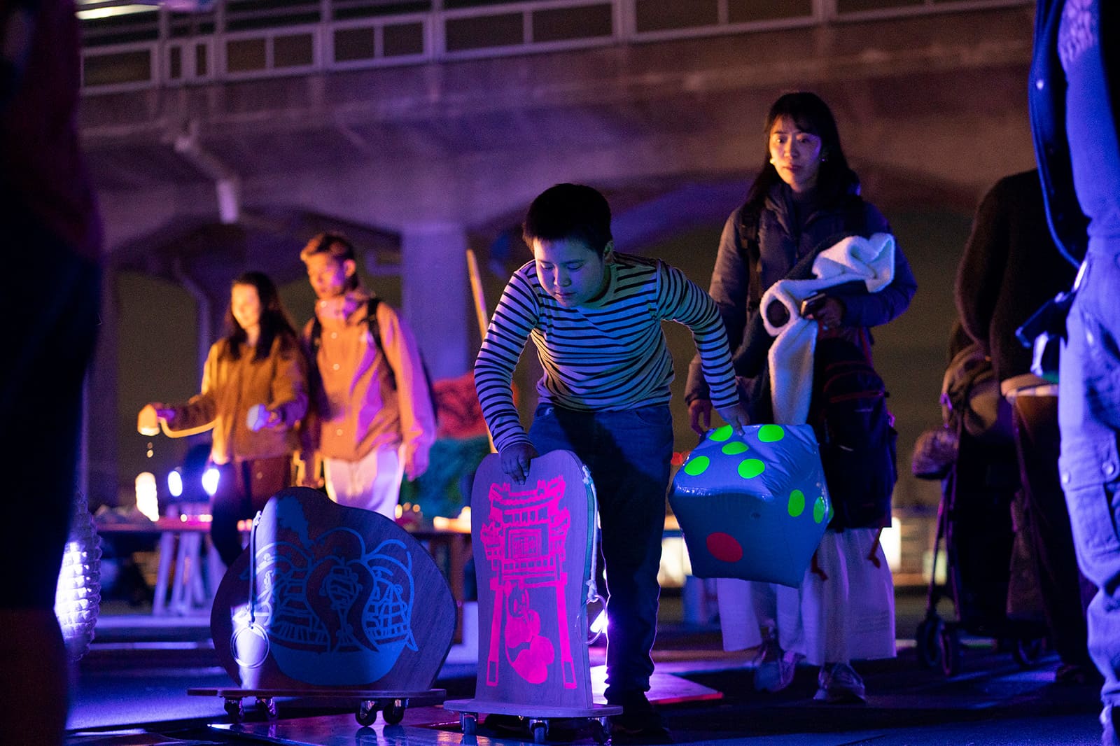 ヨルは子どもでみなハシャぐ
