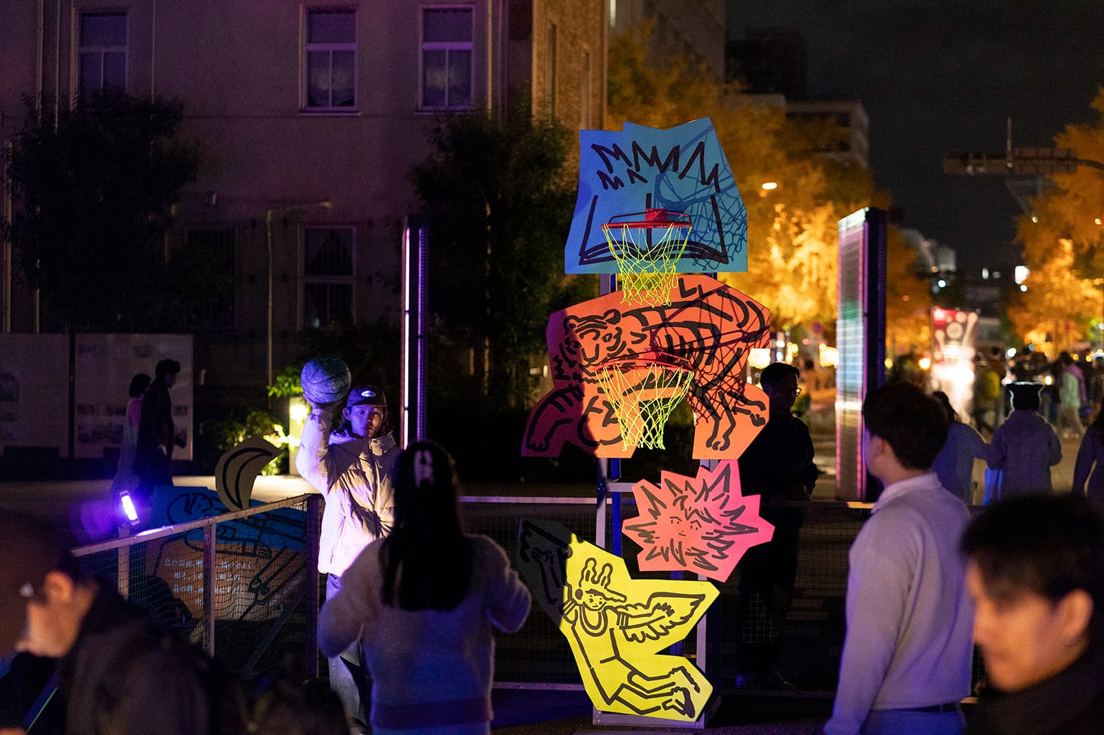 ヨルは子どもでみなハシャぐ
