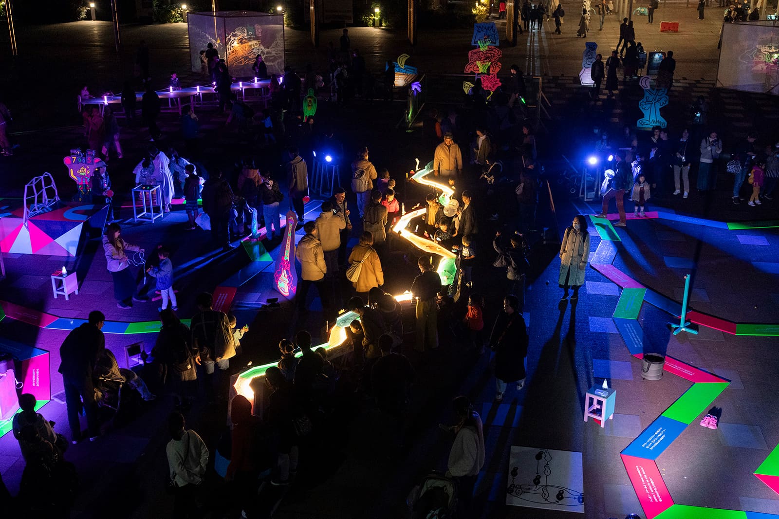 ヨルは子どもでみなハシャぐ
