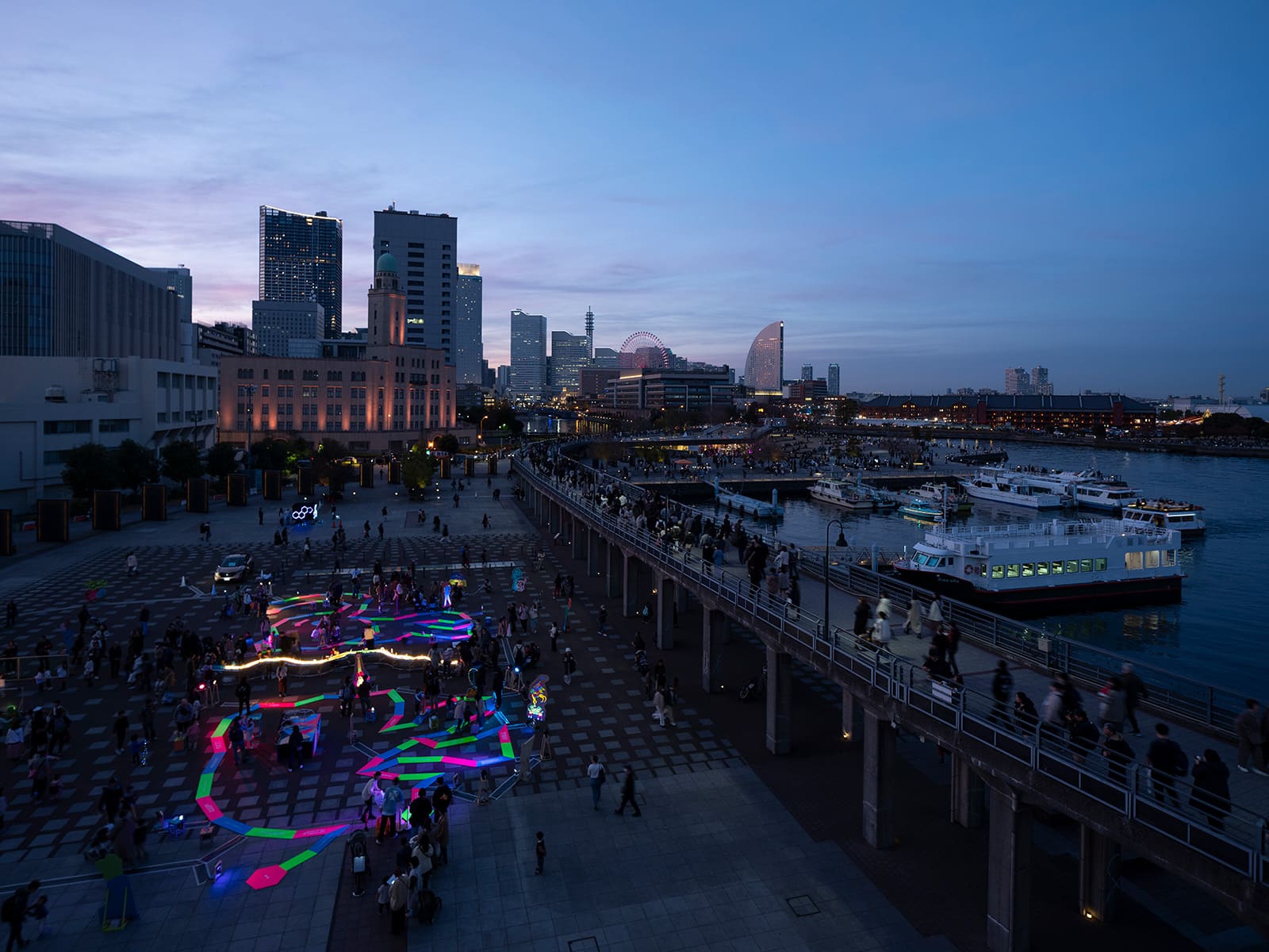 ヨルは子どもでみなハシャぐ
